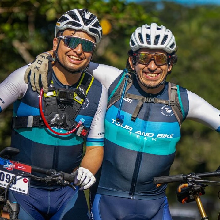 La amistad y la bicicleta tienen algo en común: ambas nos enseñan a avanzar, incluso cuando el camino se vuelve difícil.
En @crucedelistmo aprendimos que, al igual que en la vida, en la bici no se trata solo de llegar a la meta, sino de quién pedalea a tu lado cuando el terreno se vuelve barro, sudor y esfuerzo.
Un abrazo en medio del lodo dice más que mil palabras: es la prueba de que los sueños se conquistan mejor cuando se comparten.
Porque cuando las piernas se cansan, la amistad se vuelve el motor.
Únete al equipo, más que equipo, somos familia.
Fotaza de @smartpic.oficial